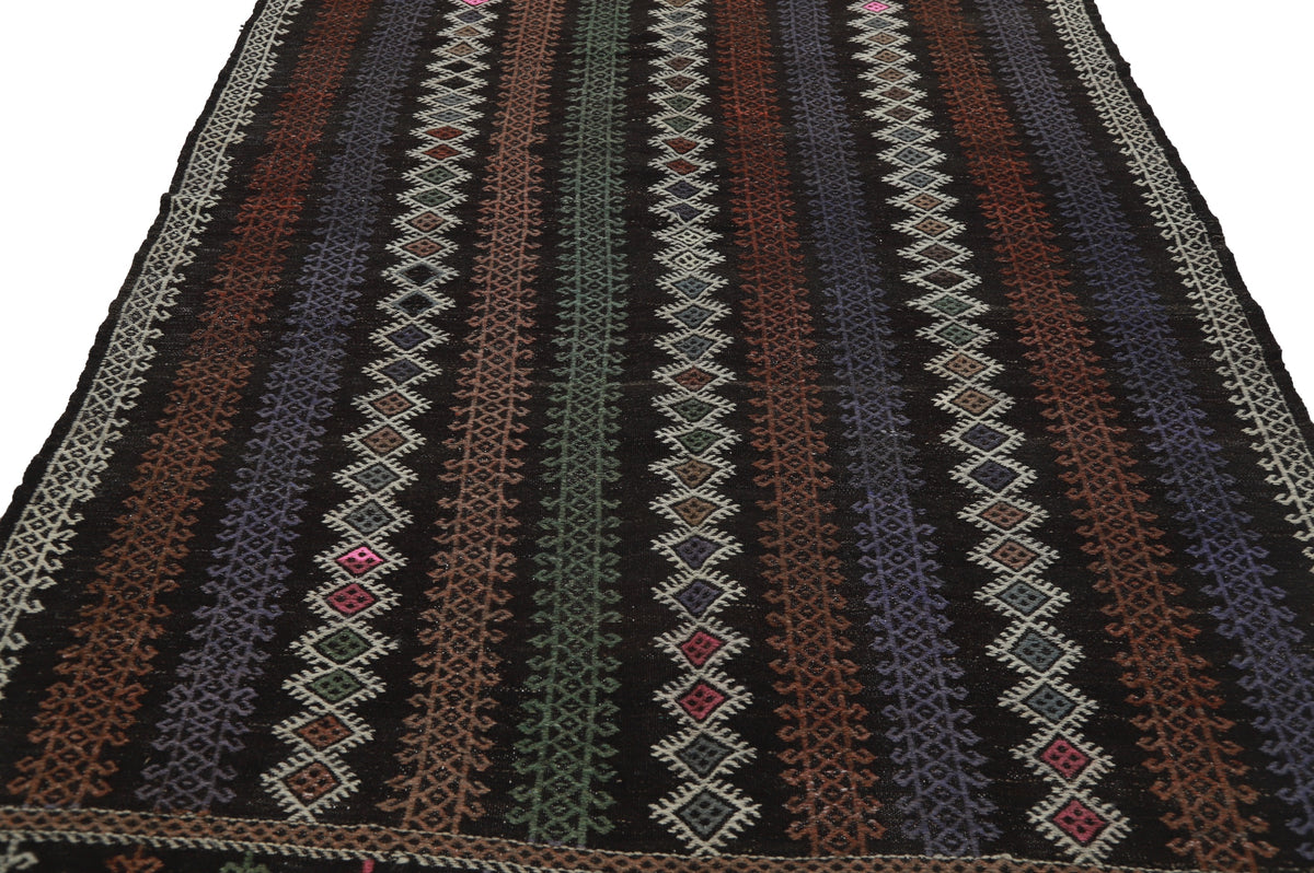 Pertama - (6'4'' x 8') Vintage Turkish Kilim