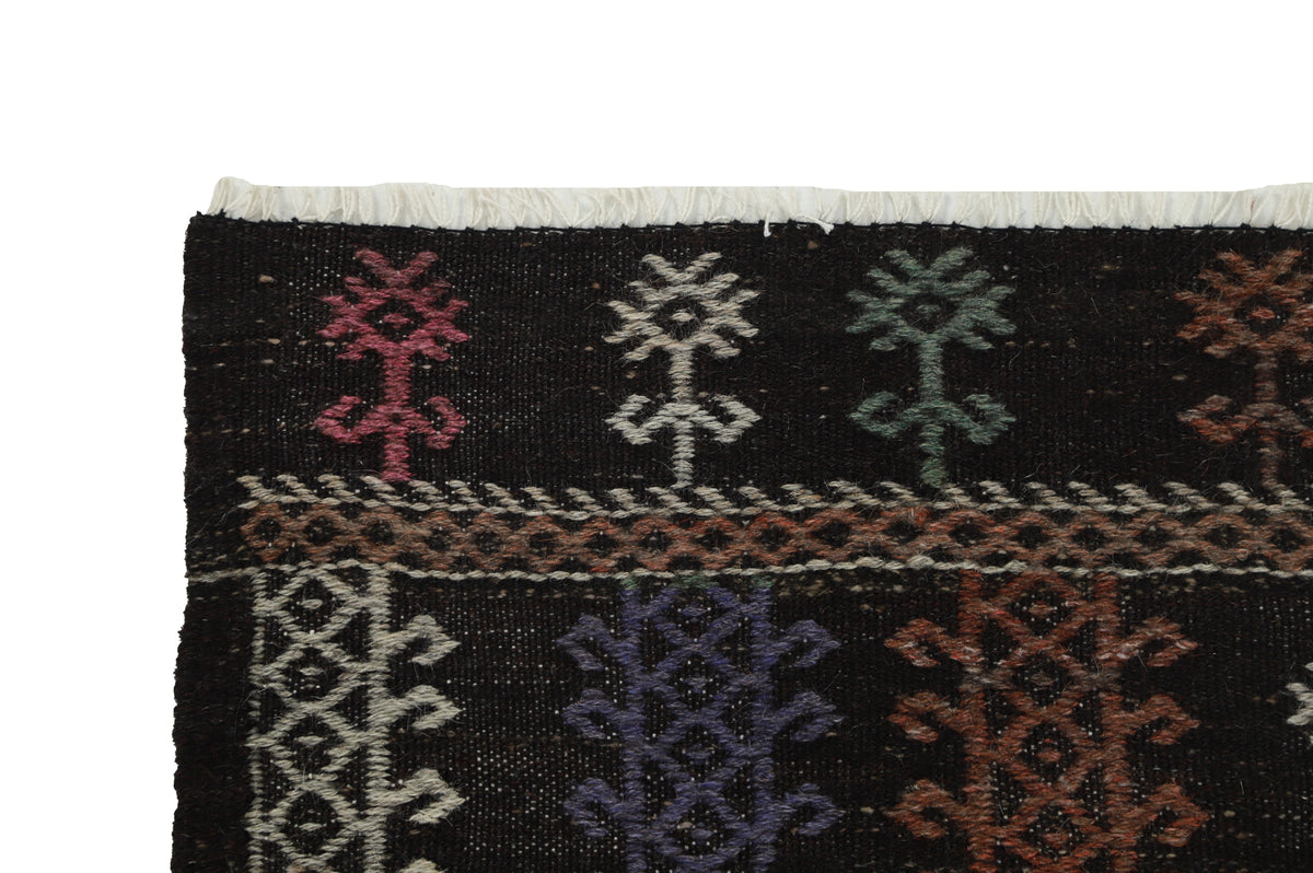 Pertama - (6'4'' x 8') Vintage Turkish Kilim