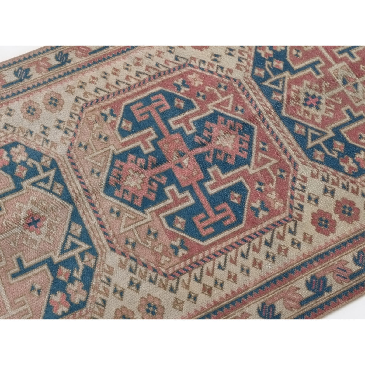 Zagrody - (3'3'' x 5'9'') Vintage Turkish Rug