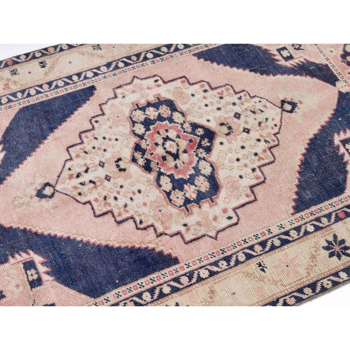 Govera - (3'2'' x 5') Vintage Turkish Rug