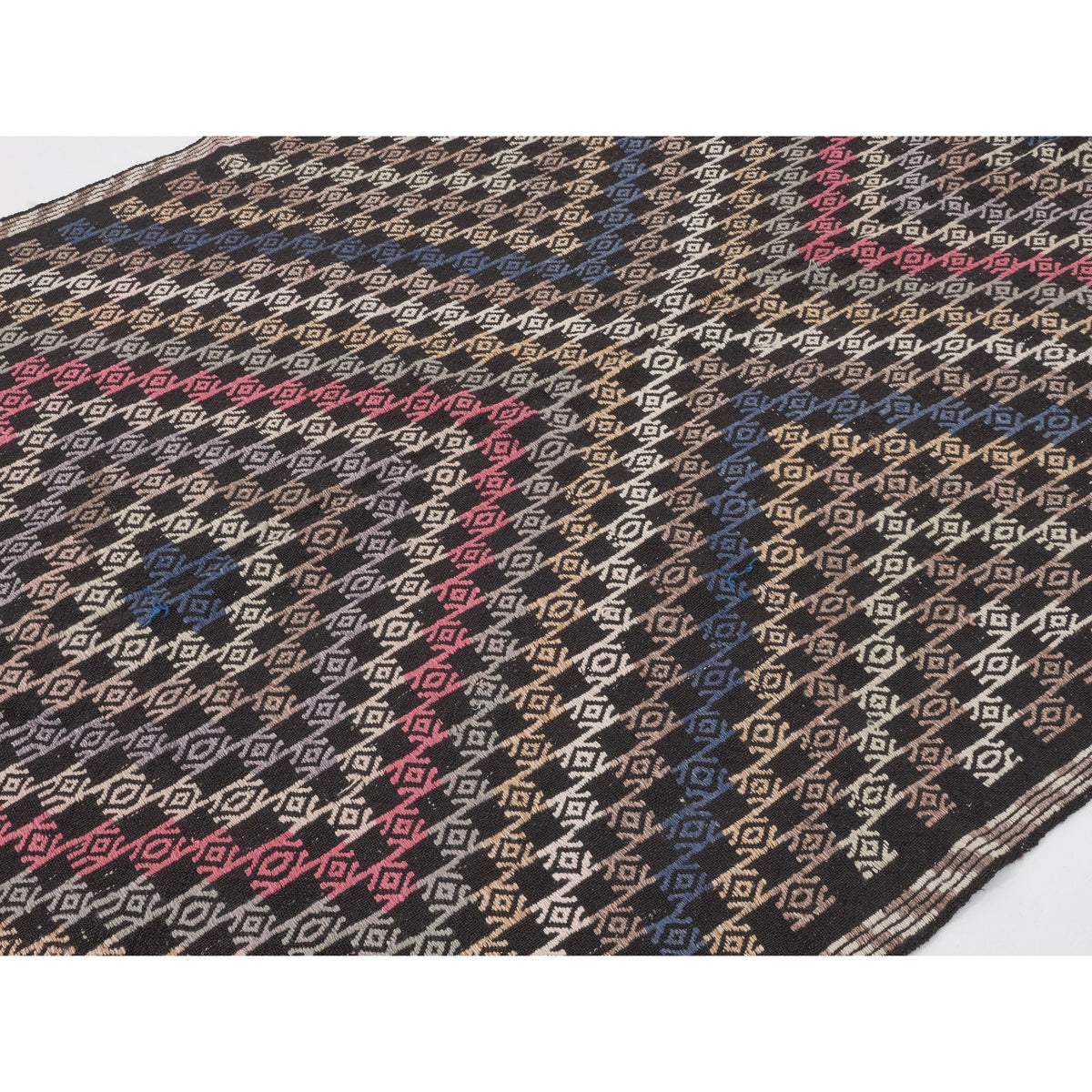 Kiseria - (5'5'' x 9'2'') Vintage Turkish Kilim