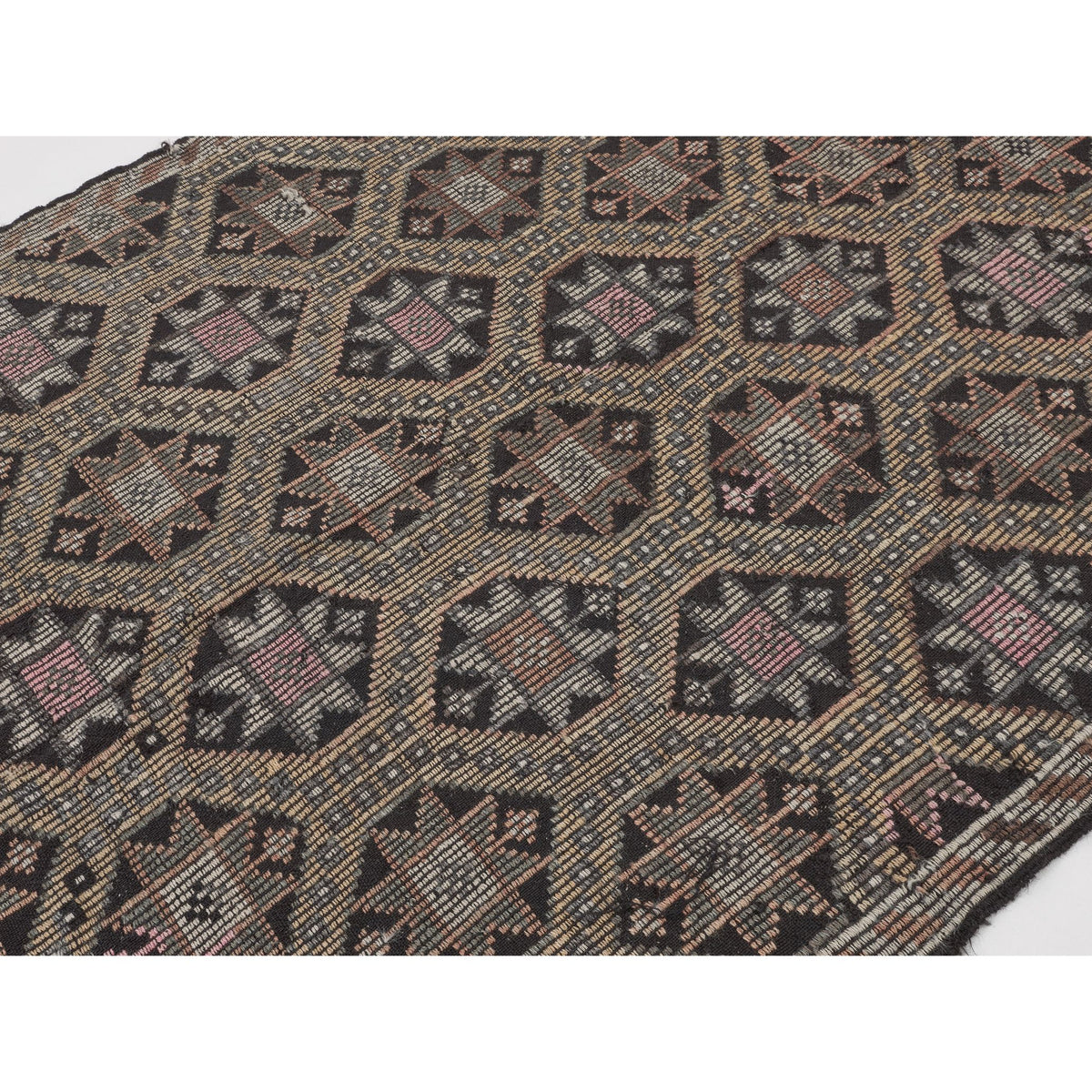 Nunguni - (5'3'' x 8') Vintage Turkish Kilim