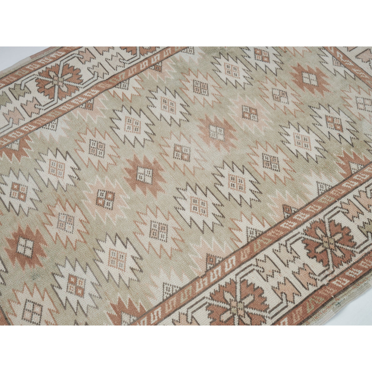 Nabukadra - (3'5'' x 4'10'') Vintage Turkish Rug