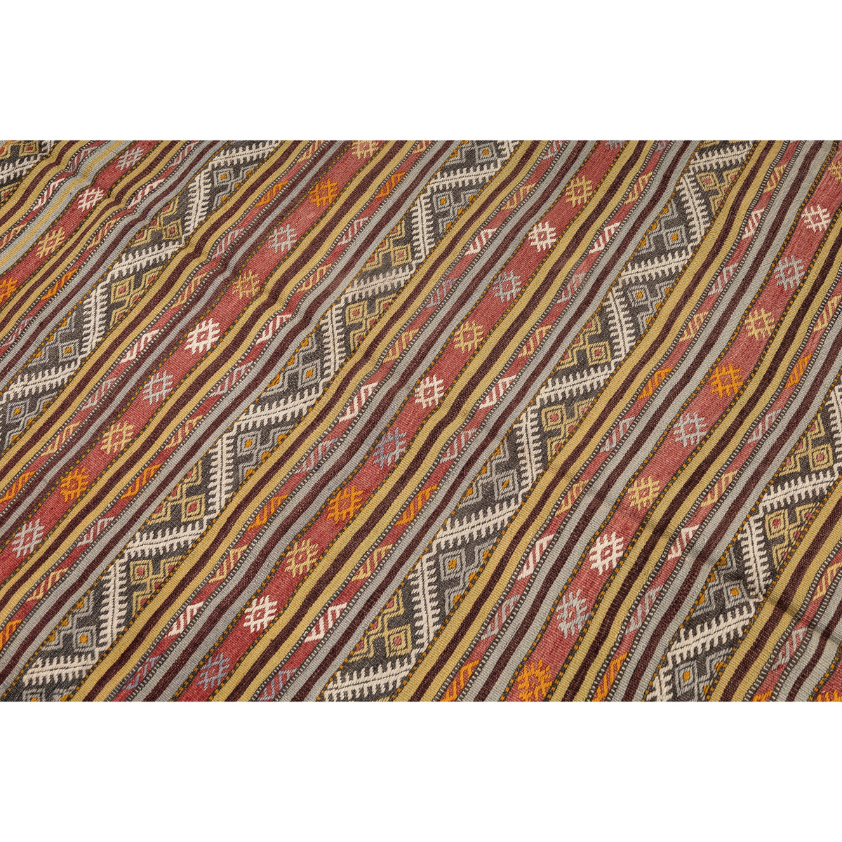 Betrun - (4'8'' x 7'10'') Vintage Turkish Kilim