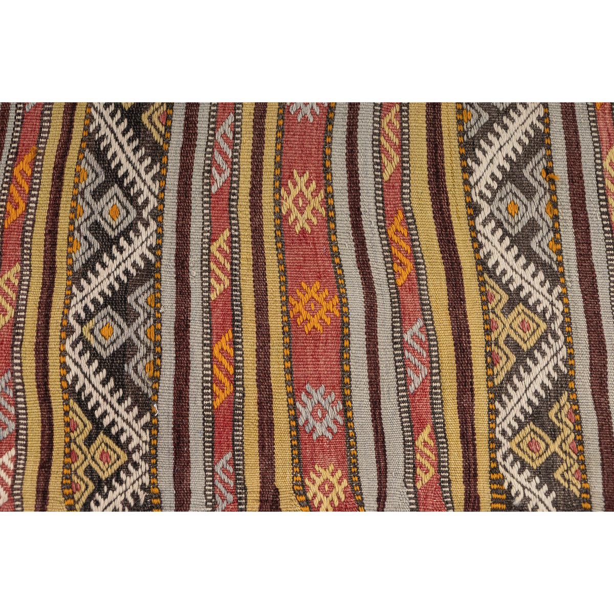 Betrun - (4'8'' x 7'10'') Vintage Turkish Kilim