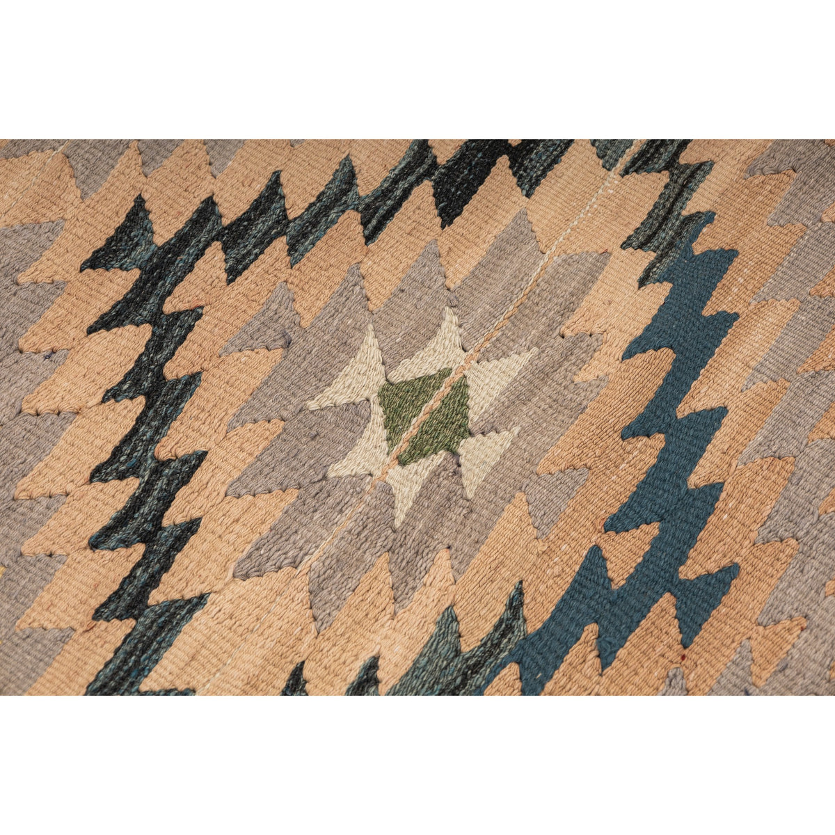 Darama - (5'3'' x 9'4'') Vintage Turkish Kilim