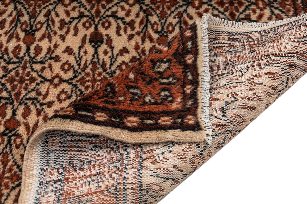 (3'10" x 6'7") Handmade Vintage Rug