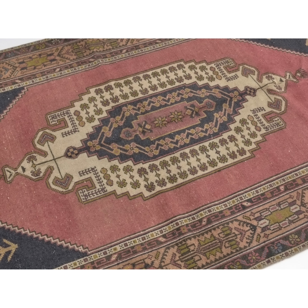 Fremant - (4'3'' x 7'10'') Vintage Turkish Rug