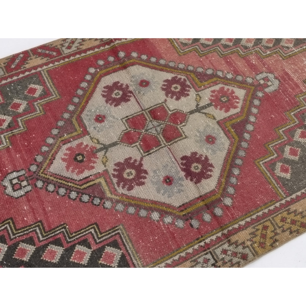 Husynne - (3'4'' x 5'11'') Vintage Turkish Rug