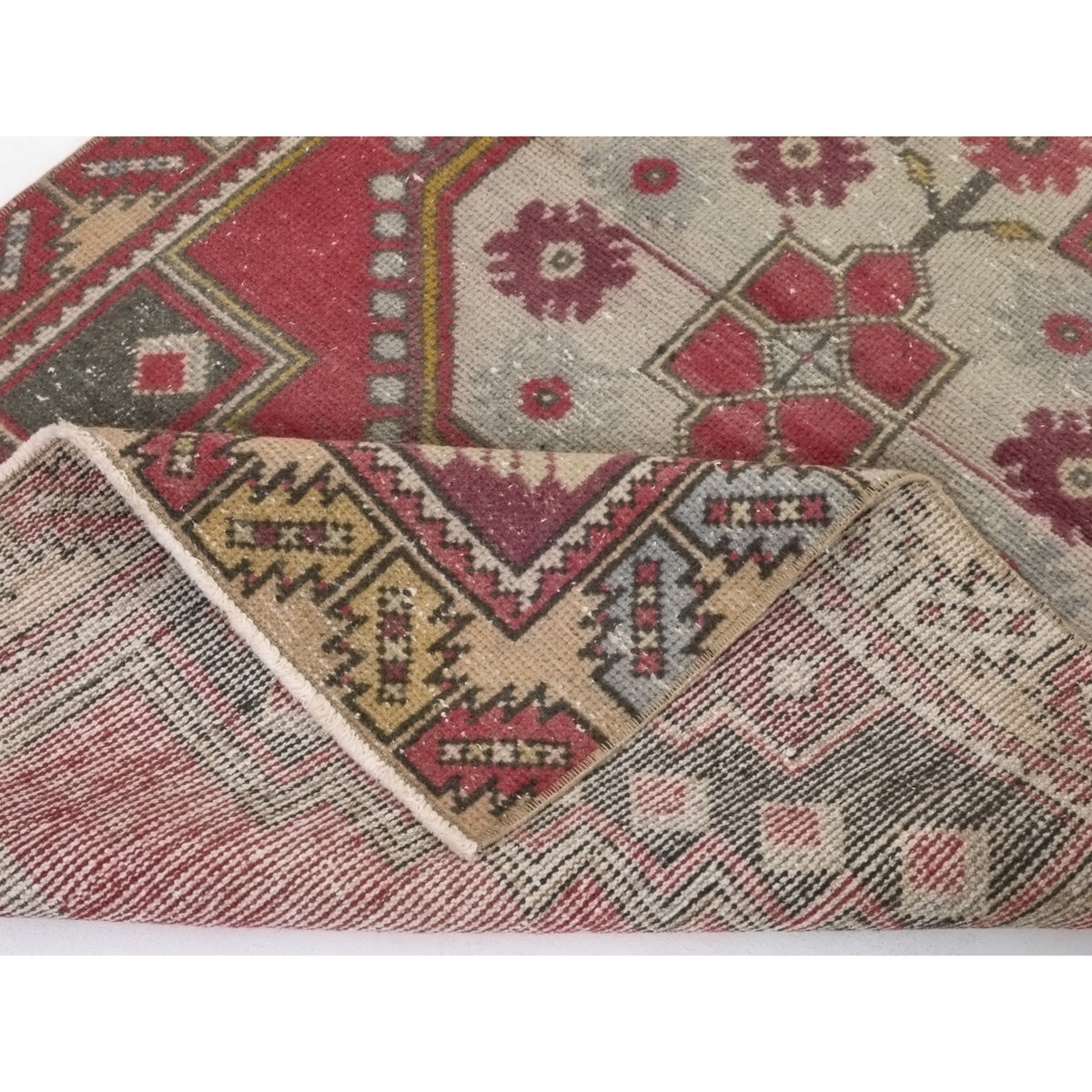 Husynne - (3'4'' x 5'11'') Vintage Turkish Rug