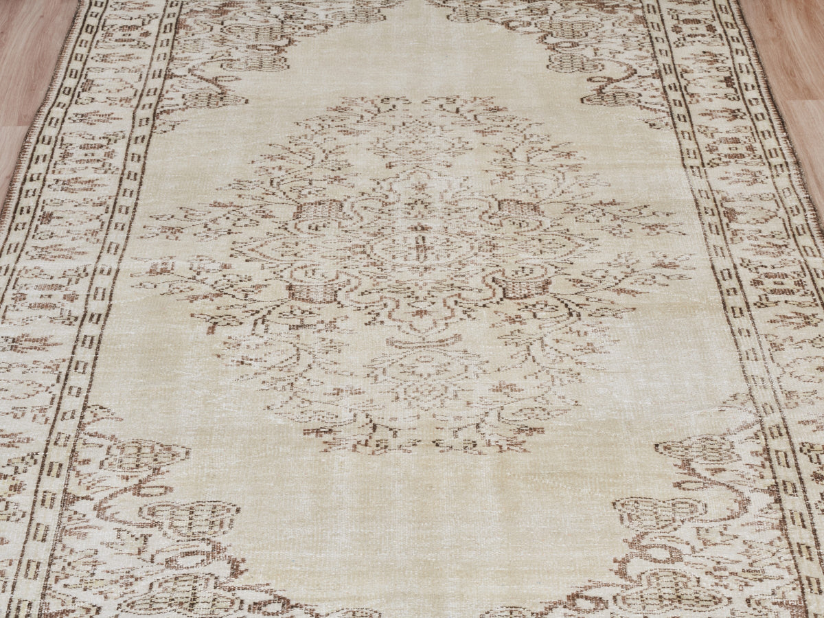 5'9" x 8'11" Neutral Vintage Area Rug