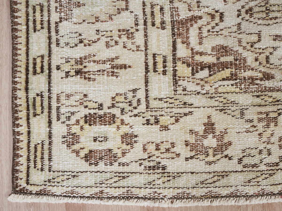 5'9" x 8'11" Neutral Vintage Area Rug