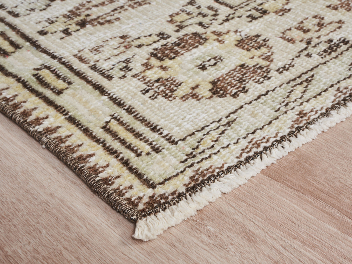 5'9" x 8'11" Neutral Vintage Area Rug