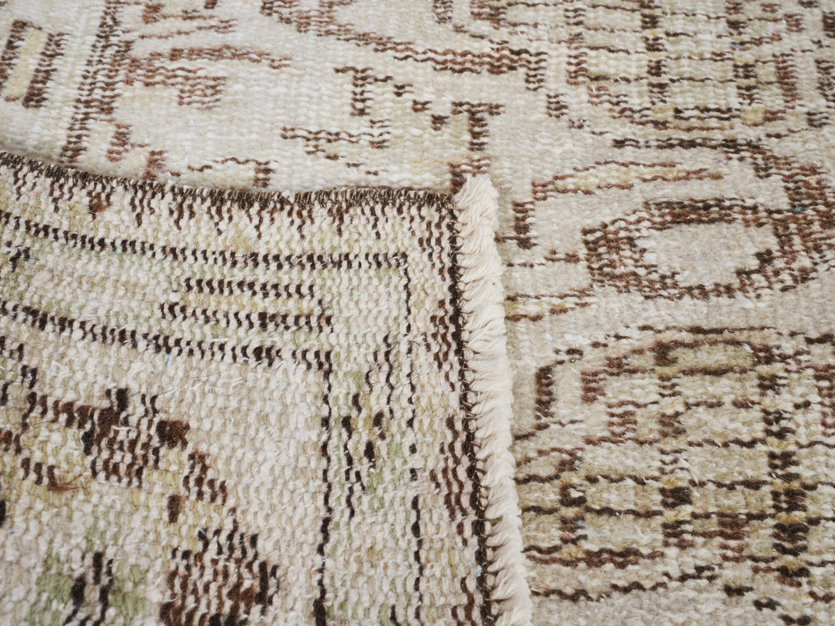 5'9" x 8'11" Neutral Vintage Area Rug