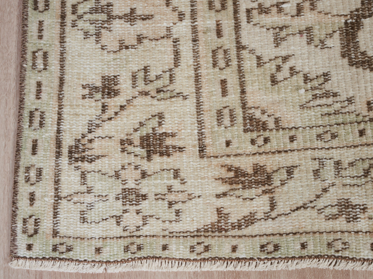 5'6" x 8'7" Neutral Vintage Area Rug