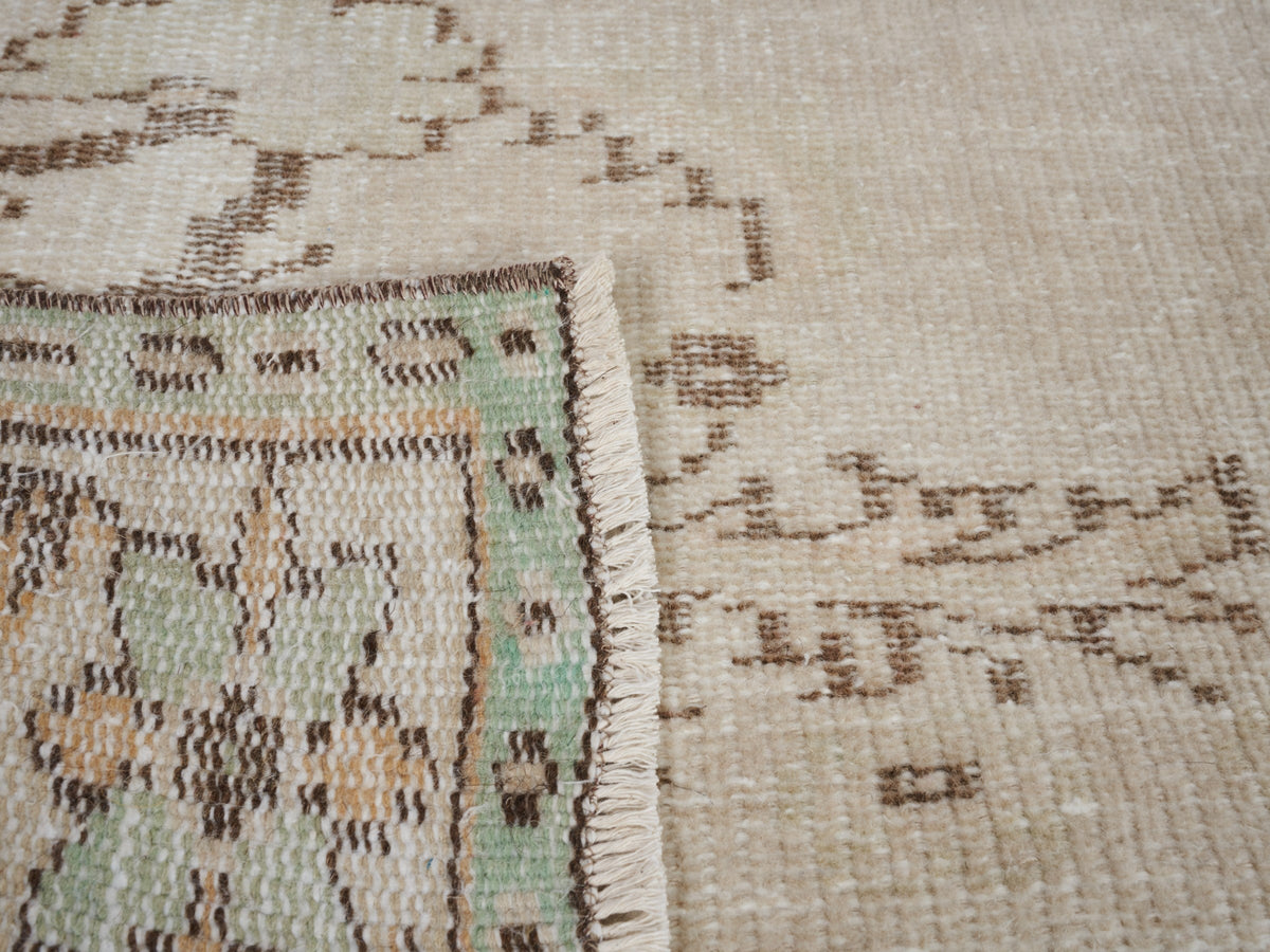 5'6" x 8'7" Neutral Vintage Area Rug