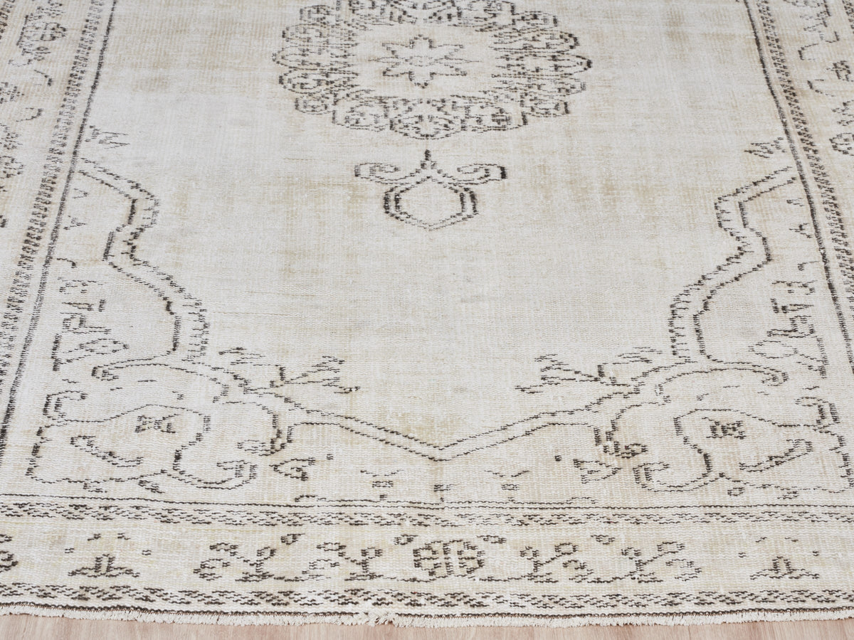 5'3" x 9'3" Beige Vinage Turkish Area Rug