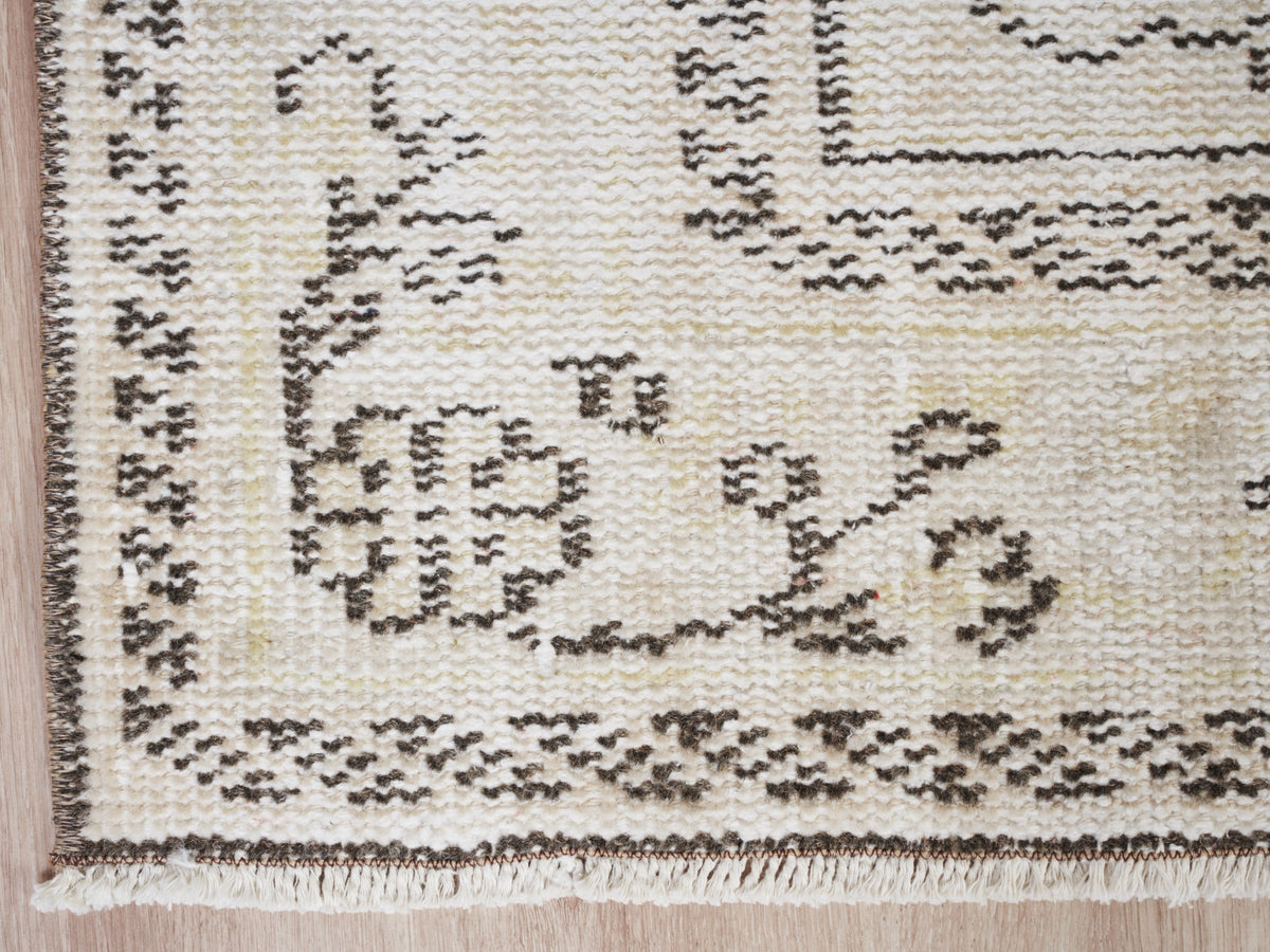 5'3" x 9'3" Beige Vinage Turkish Area Rug