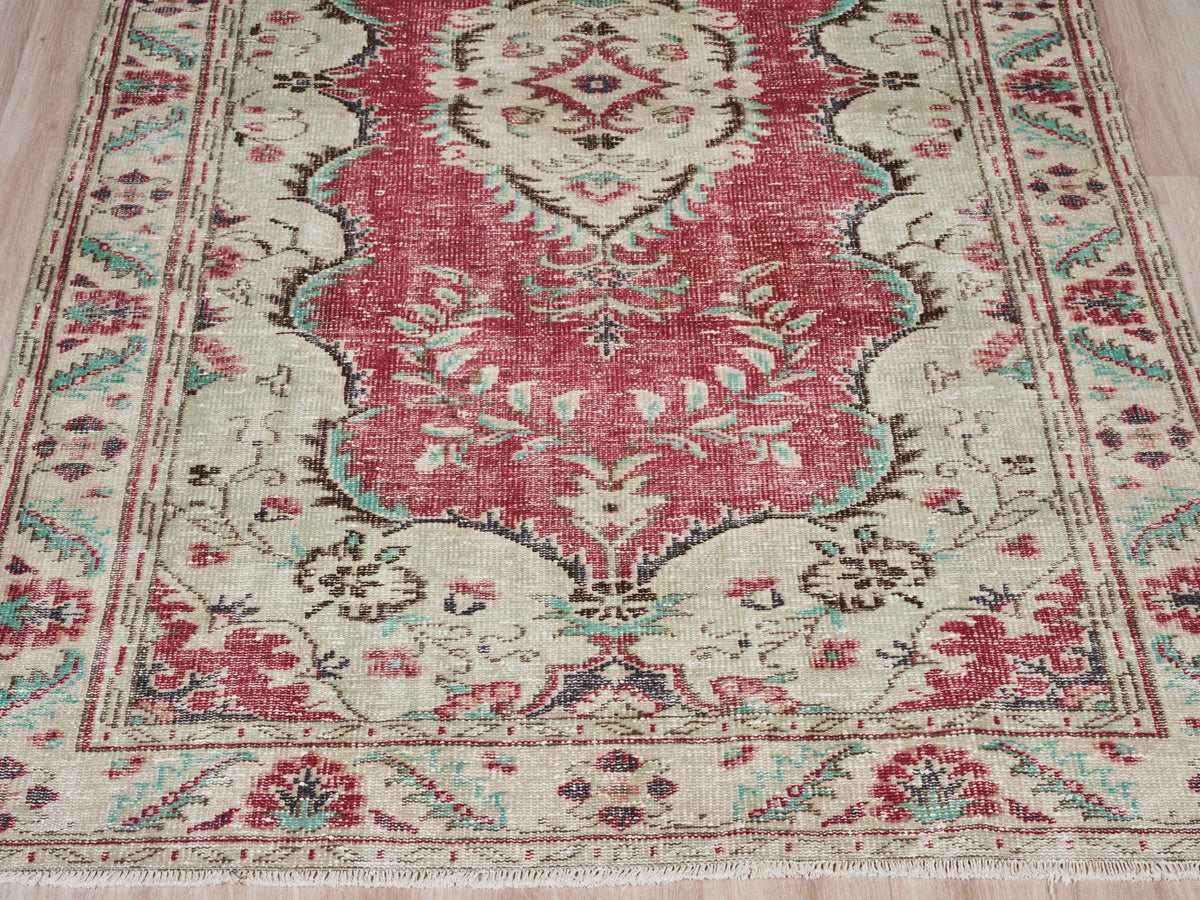 5'1" x 8'11" Red Green Beige Vintage Rug