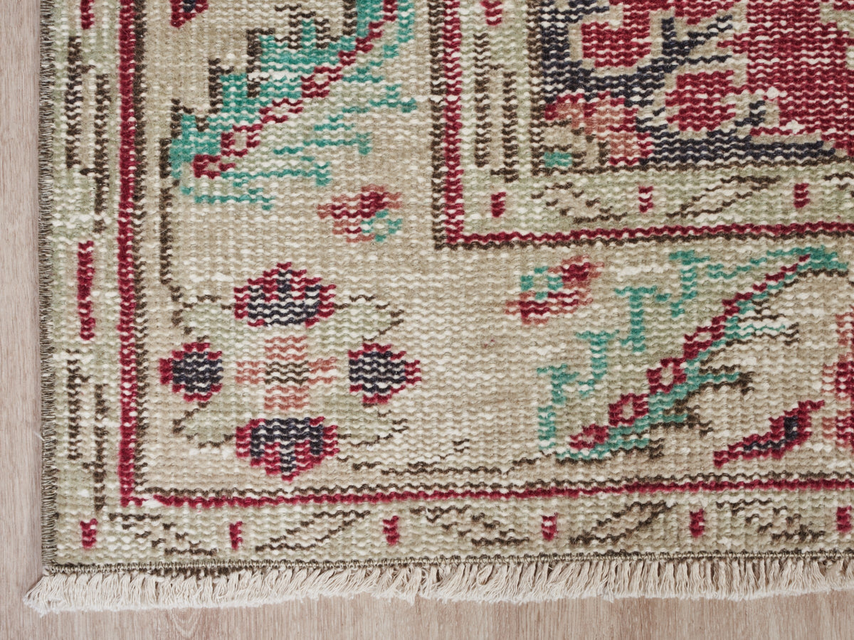 5'1" x 8'11" Red Green Beige Vintage Rug