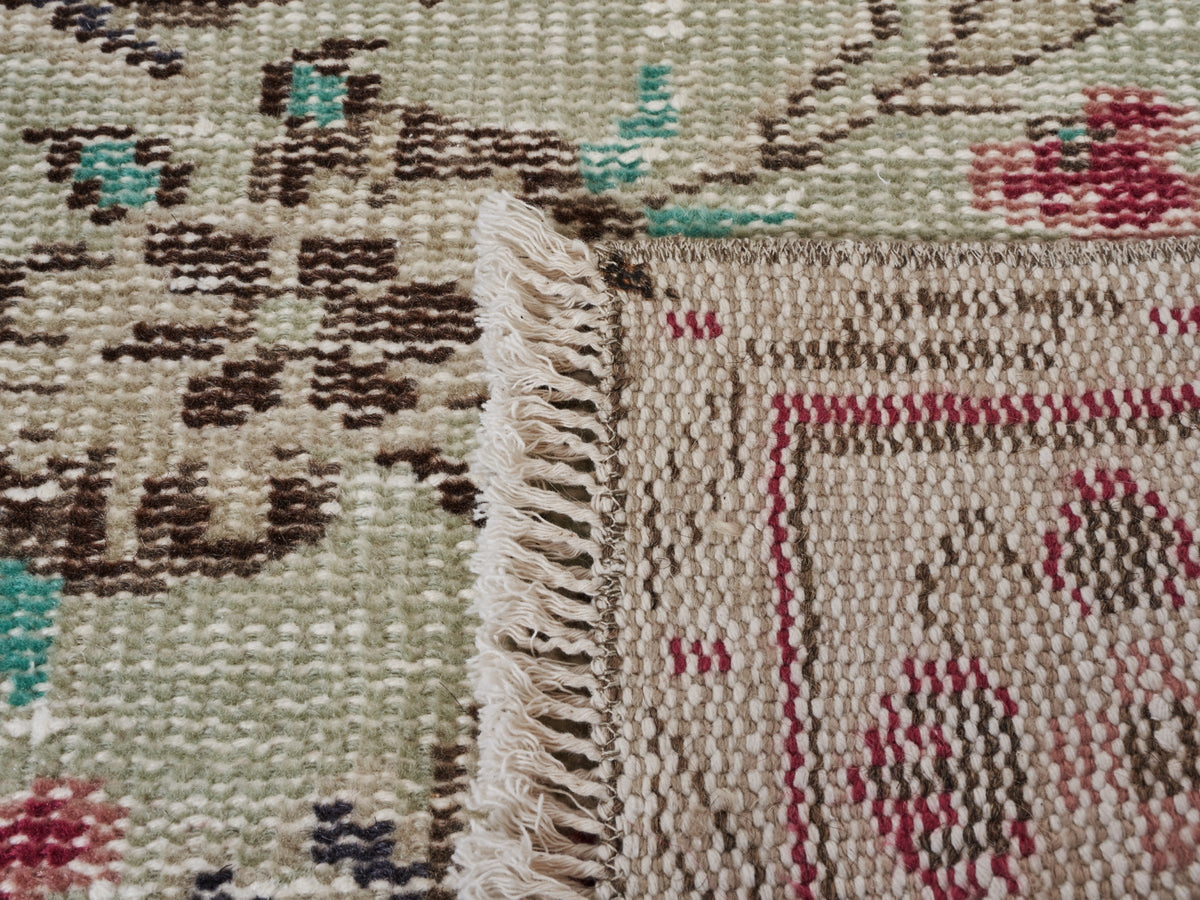 5'1" x 8'11" Red Green Beige Vintage Rug