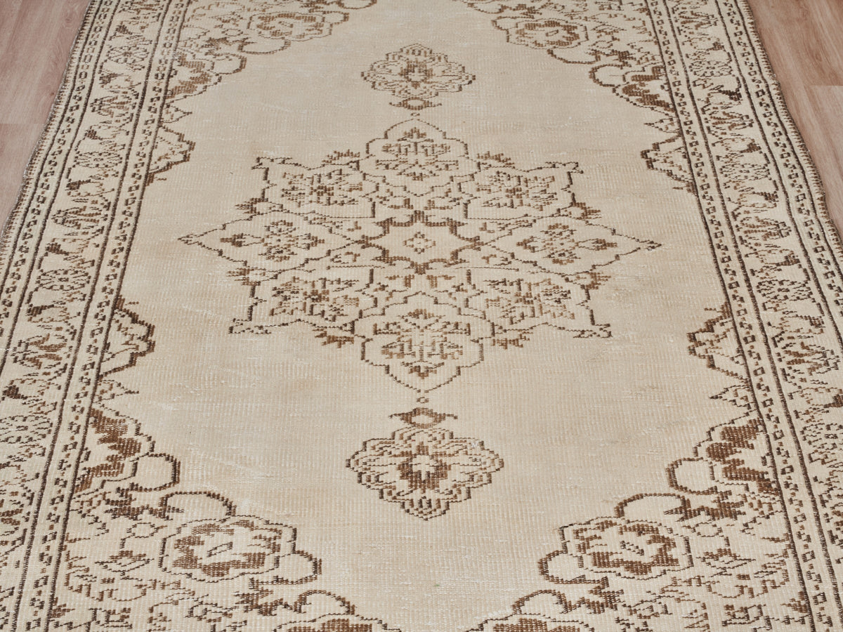 4'11" x 8'6" Beige Vintage Turkish Scatter Rug