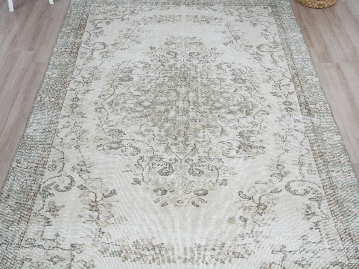 5'9" x 9'8" Vintage Turkish Area Rug