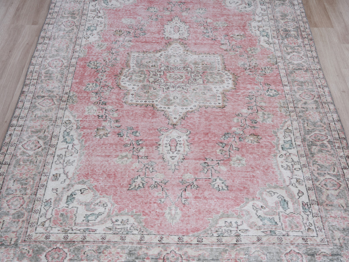 5'9" x 9'5" Vintage Turkish Area Rug