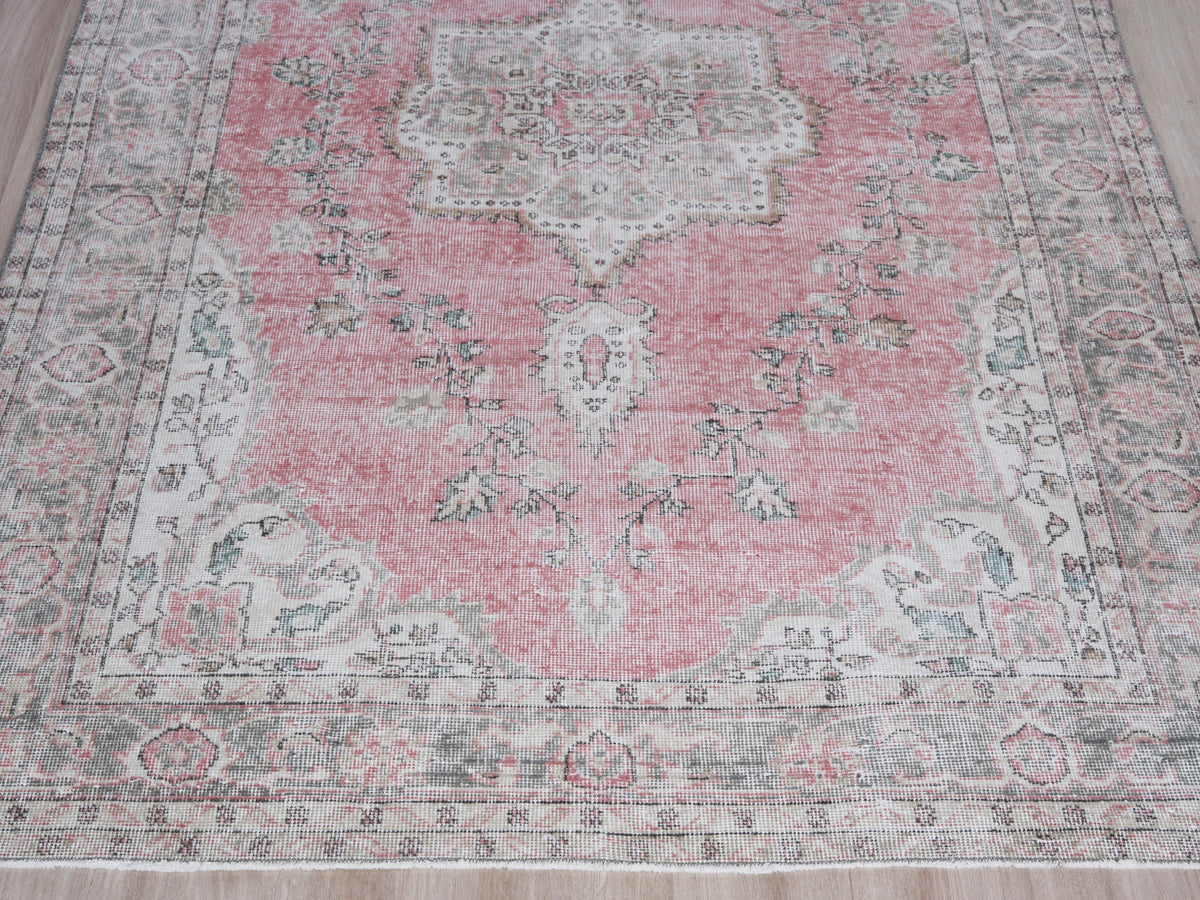 5'9" x 9'5" Vintage Turkish Area Rug