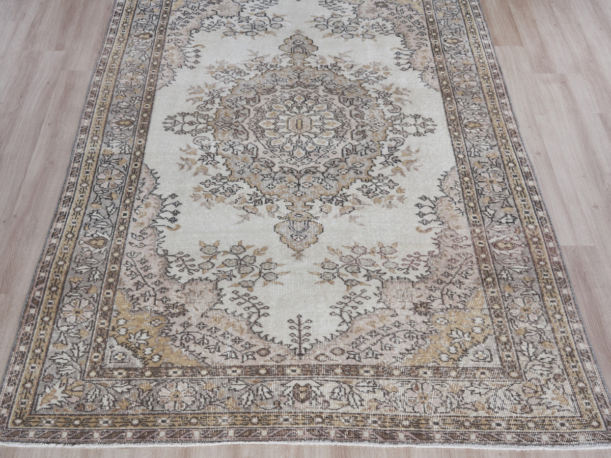 5'5" x 8'11" Vintage Turkish Area Rug