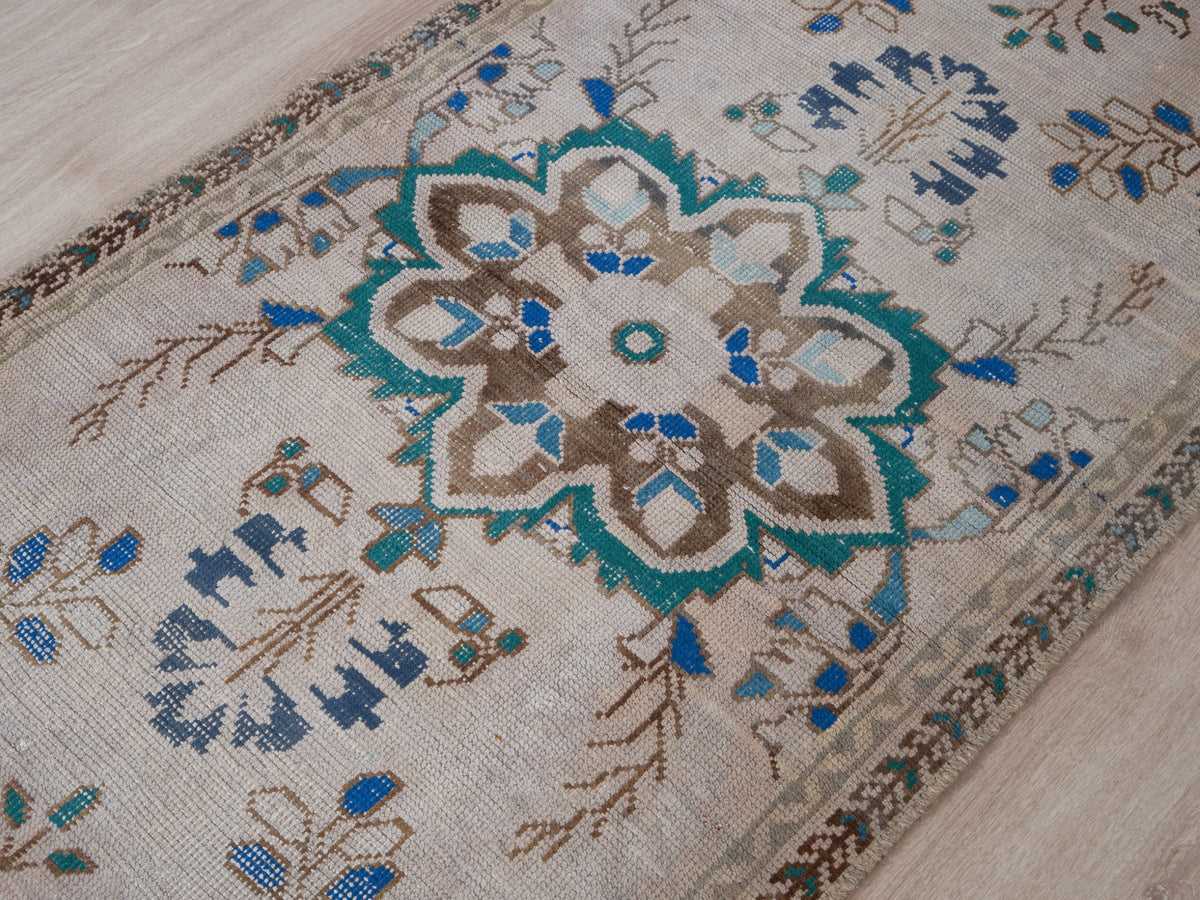 2'4" x 4'9" Neutral Vintage Persian Style Small Rug