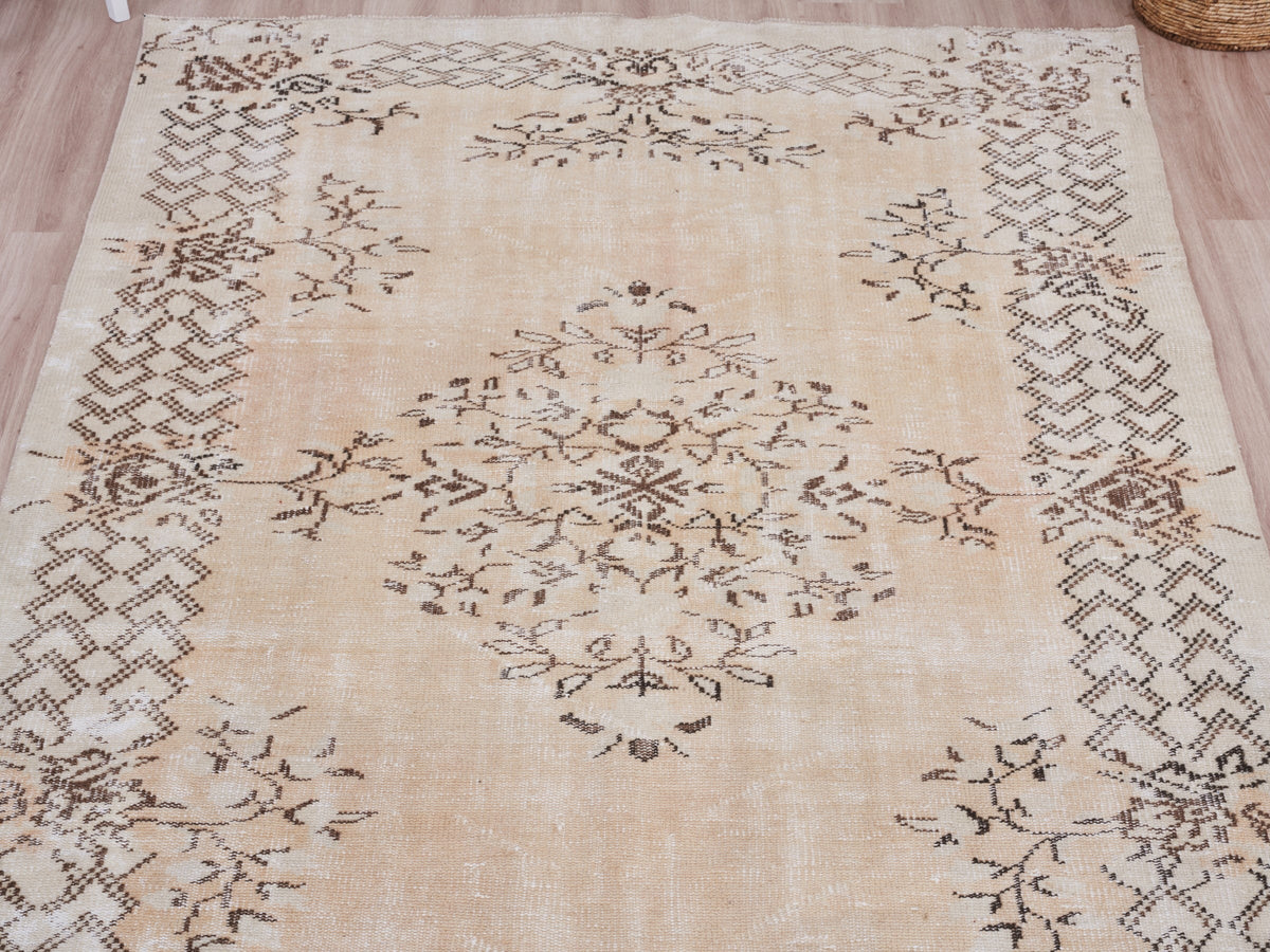 5'4" x 9' Neutral Vintage Turkish Scatter Rug