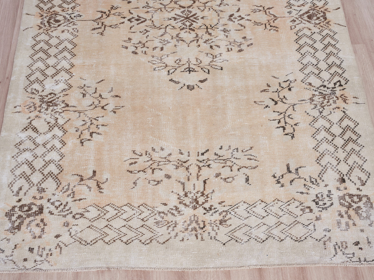 5'4" x 9' Neutral Vintage Turkish Scatter Rug