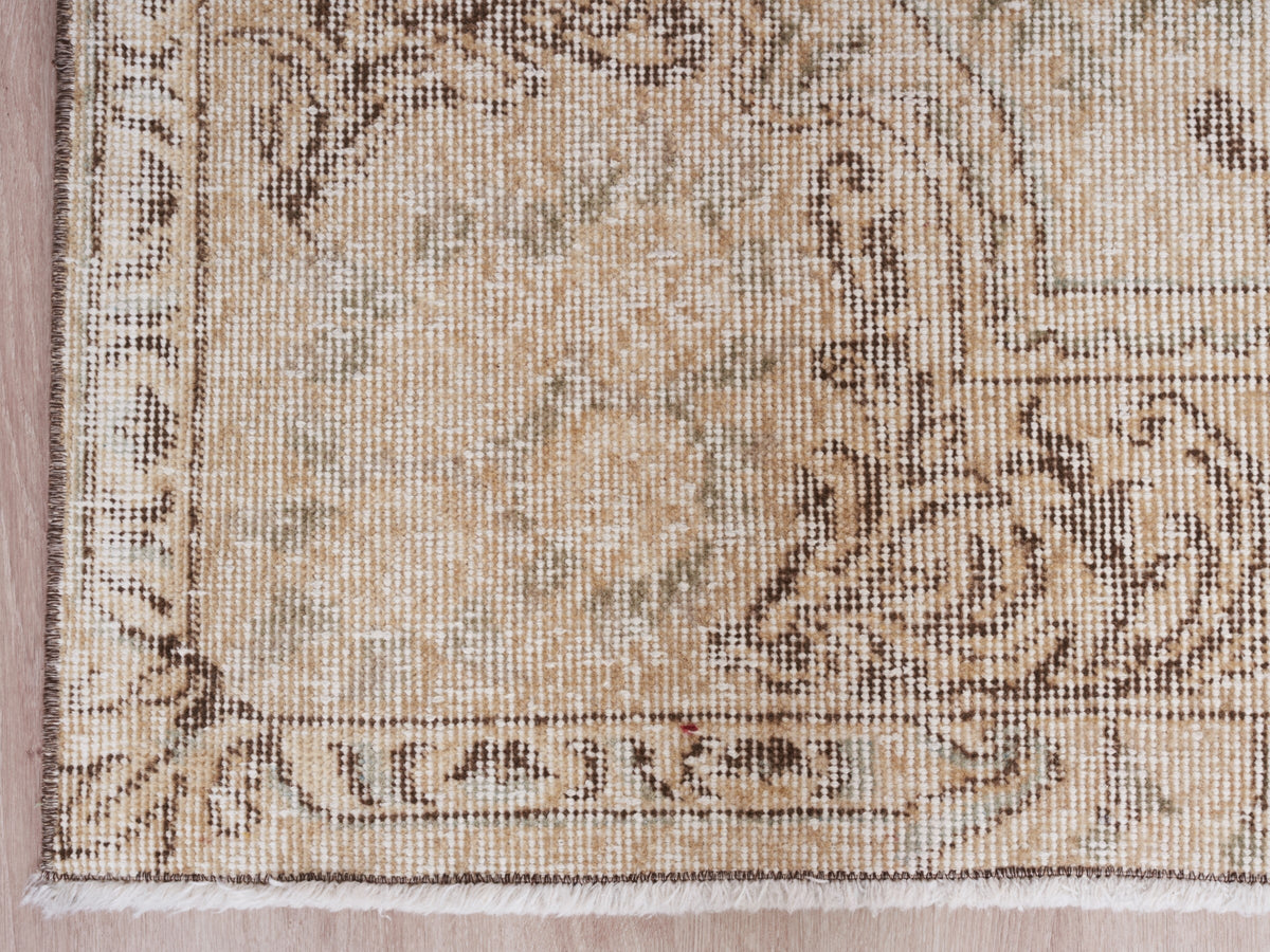 5'5" x 8'10" Beige Vintage Handwoven Area Rug