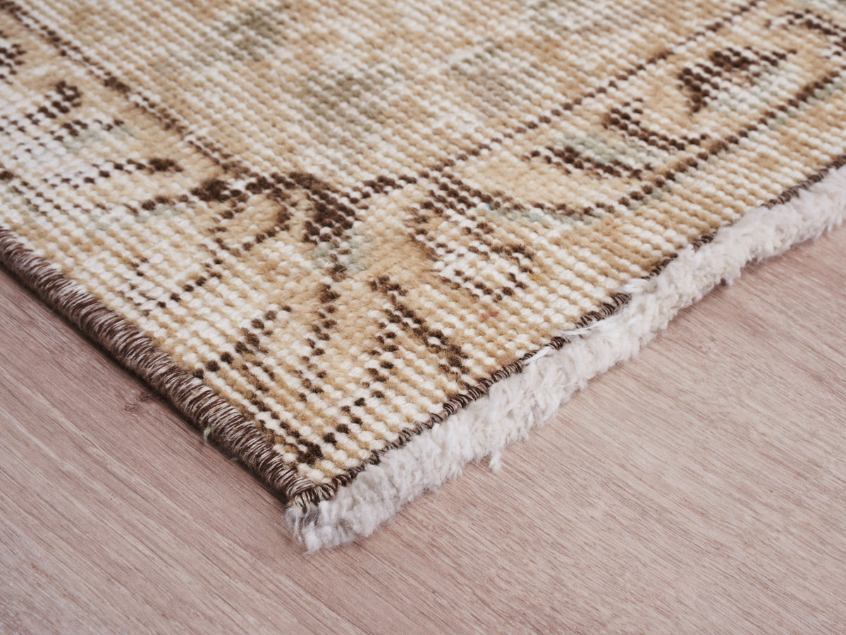 5'5" x 8'10" Beige Vintage Handwoven Area Rug