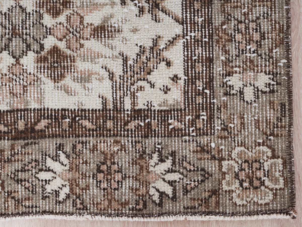 3'8" x 7'1" Neutral Vintage Scatter Rug