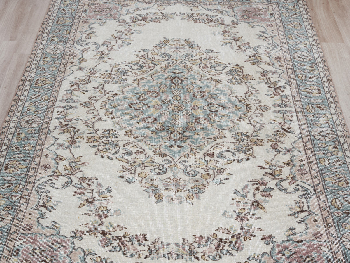 5'7" x 9'3" Neutral Vintage Area Rug