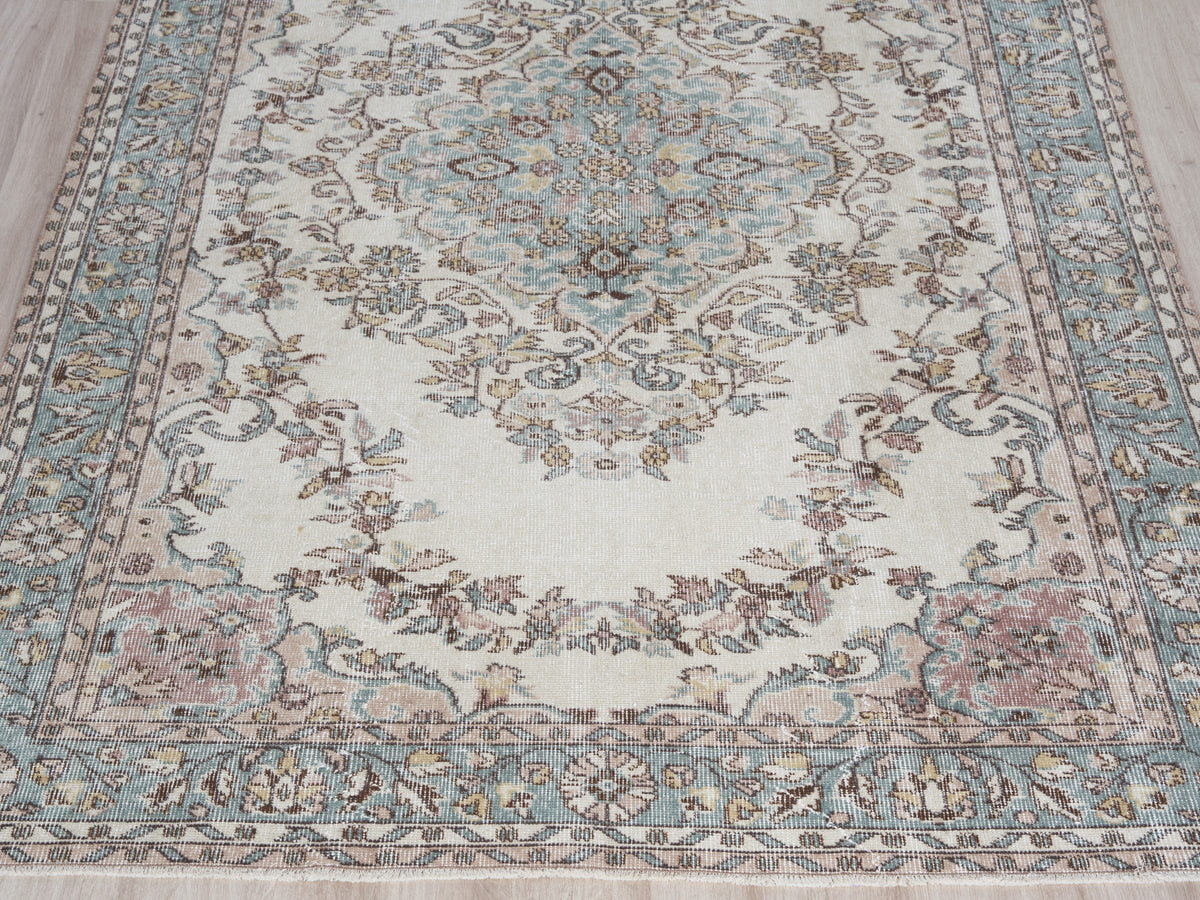 5'7" x 9'3" Neutral Vintage Area Rug