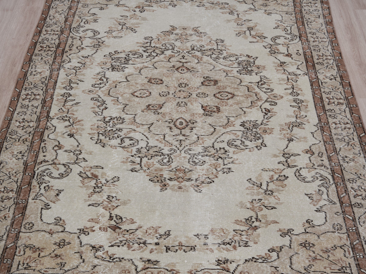 5'5" x 8'7" Neutral Hanwoven Turkish Rug