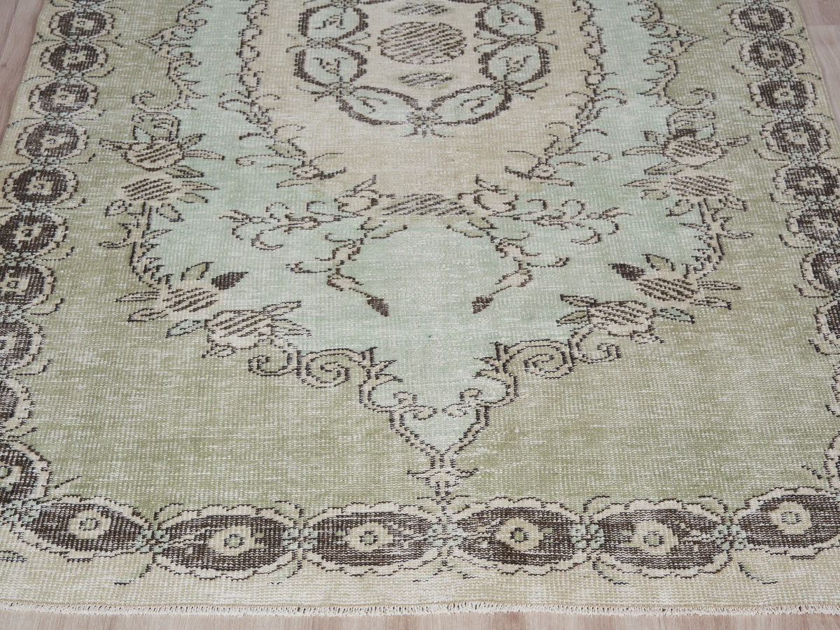 5'1" x 9'2" Green Vintage Turkish Hand-Knotted Rug