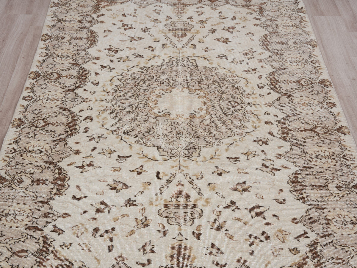 5'4" x 9' Beige Handwoven Vintage Area Rug