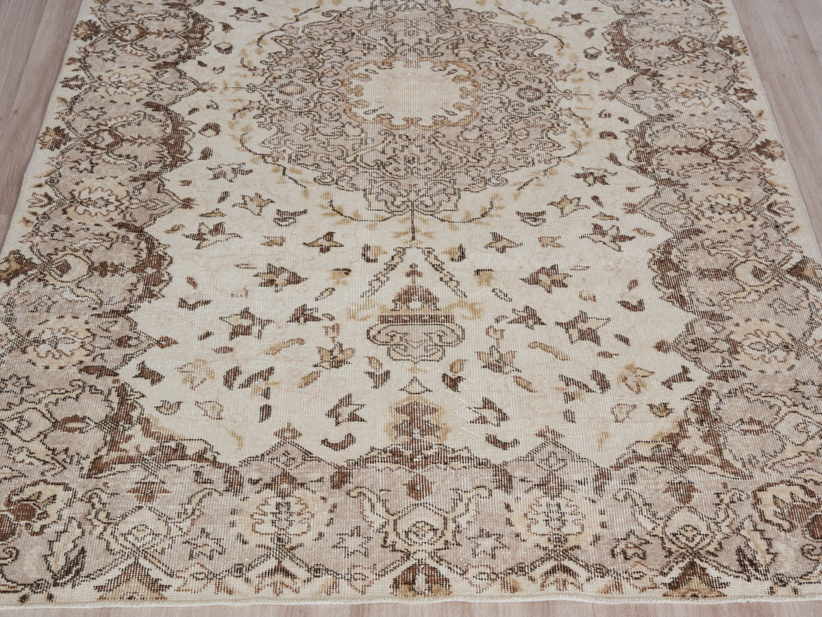 5'4" x 9' Beige Handwoven Vintage Area Rug