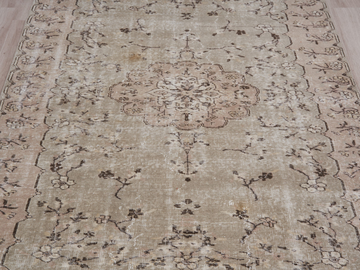 5'5" x 8'9" Neutral Hand-Knotted Vintage Area Rug