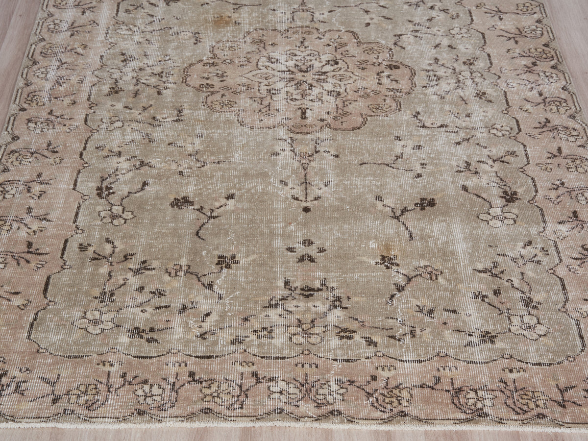 5'5" x 8'9" Neutral Hand-Knotted Vintage Area Rug