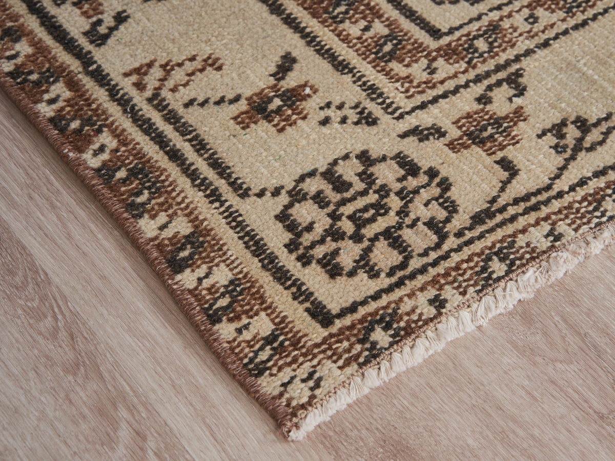 5'5" x 9'2" Neutral Vintage Hand-Knotted Rug