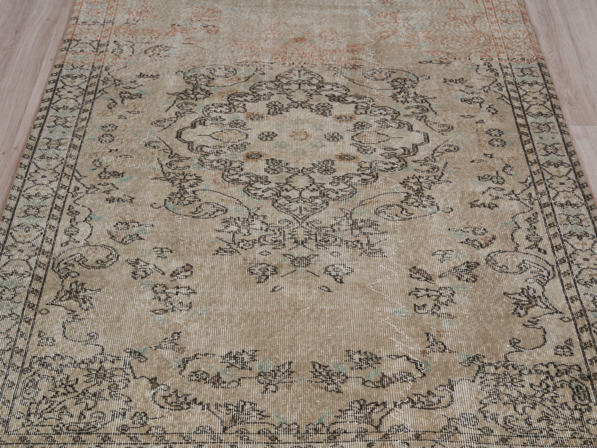 5'3" x 8'6" Neutral Vintage Turkish Rug