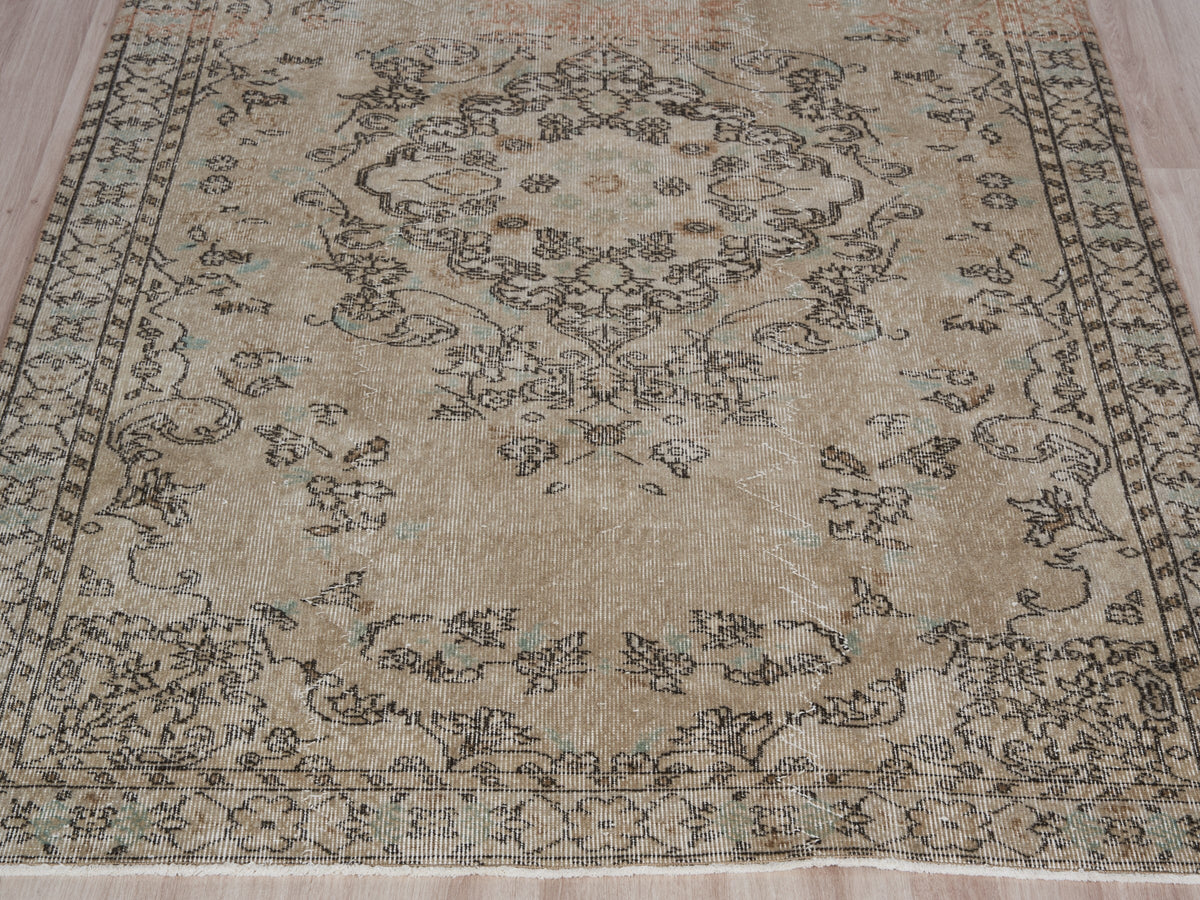 5'3" x 8'6" Neutral Vintage Turkish Rug