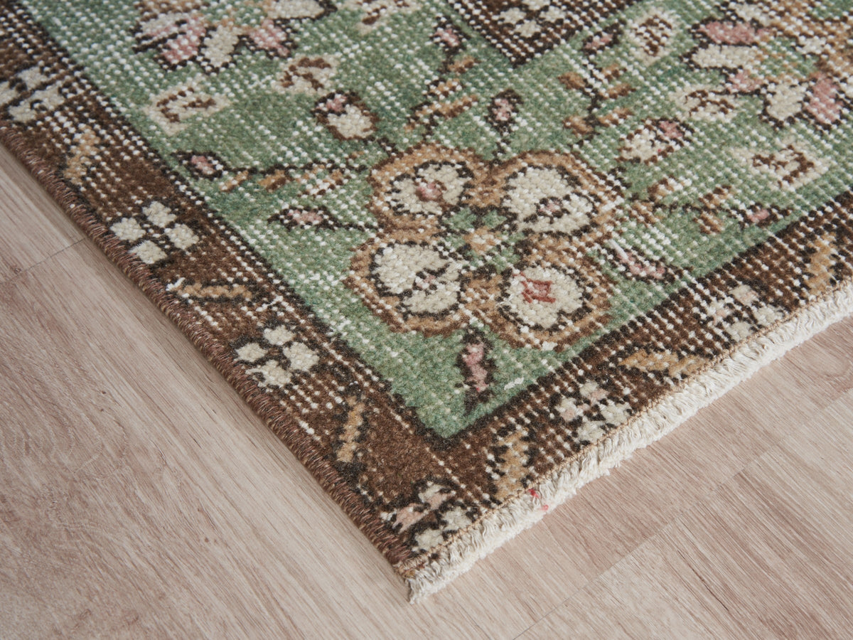 5'7" x 9'3" Handwoven Green Beige Vintage Area Rug