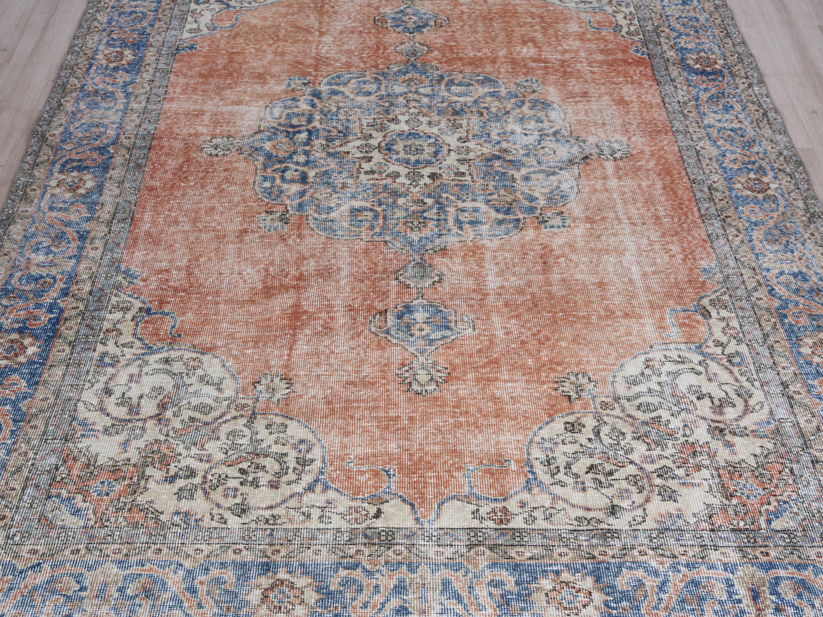 7'1" x 10'11" Hand-Knotted Vintage Large Rug