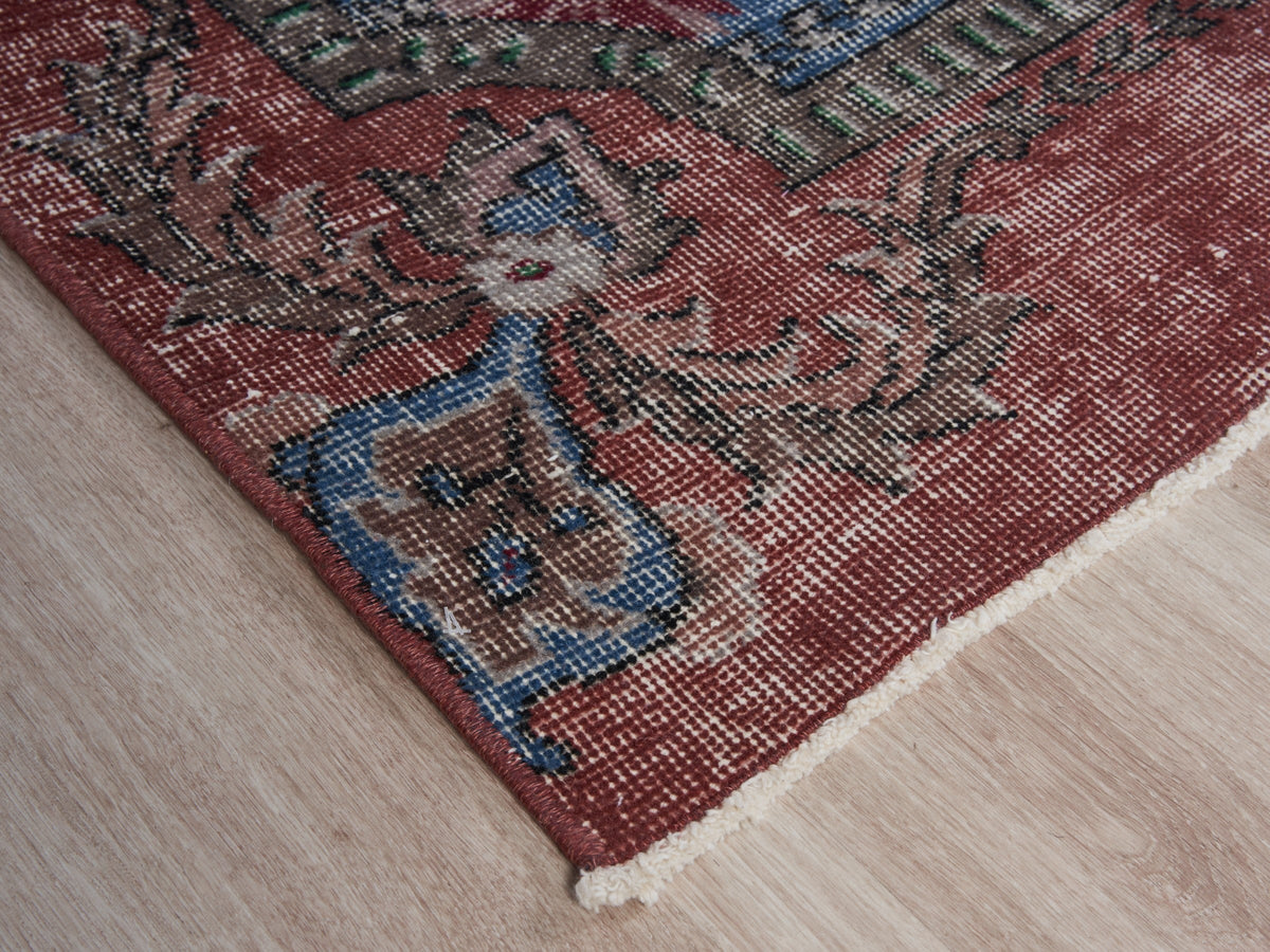 6'8" x 10'5" Vintge Turkish Area Rug